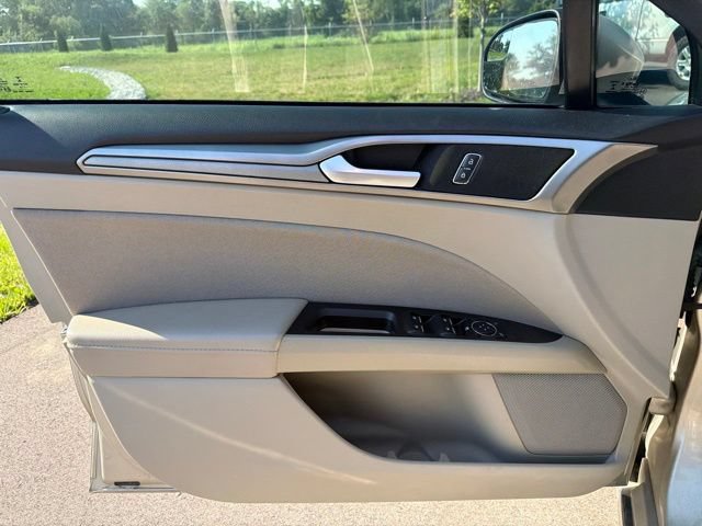 Certified 2018 Ford Fusion SE w/ Fusion SE Technology Package FWD image 18