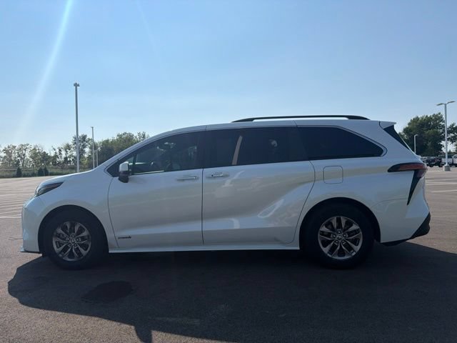 Used 2021 Toyota Sienna XLE FWD image 16