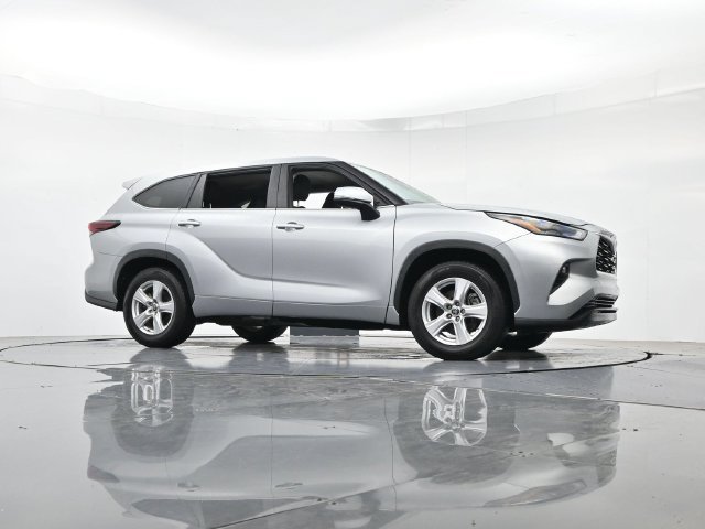 Used 2025 Toyota Highlander LE FWD image 31