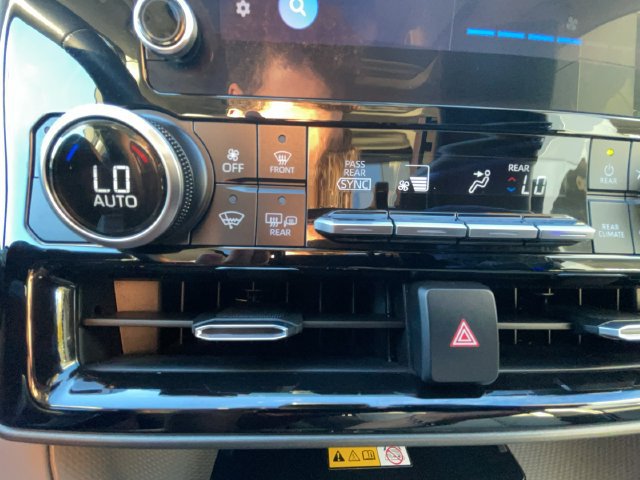 Used 2024 Toyota Highlander XLE AWD/4WD image 25
