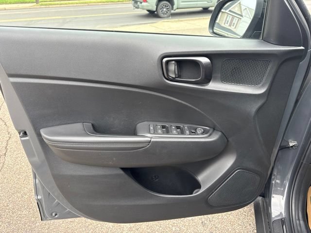 Used 2024 Hyundai Venue Limited FWD image 14