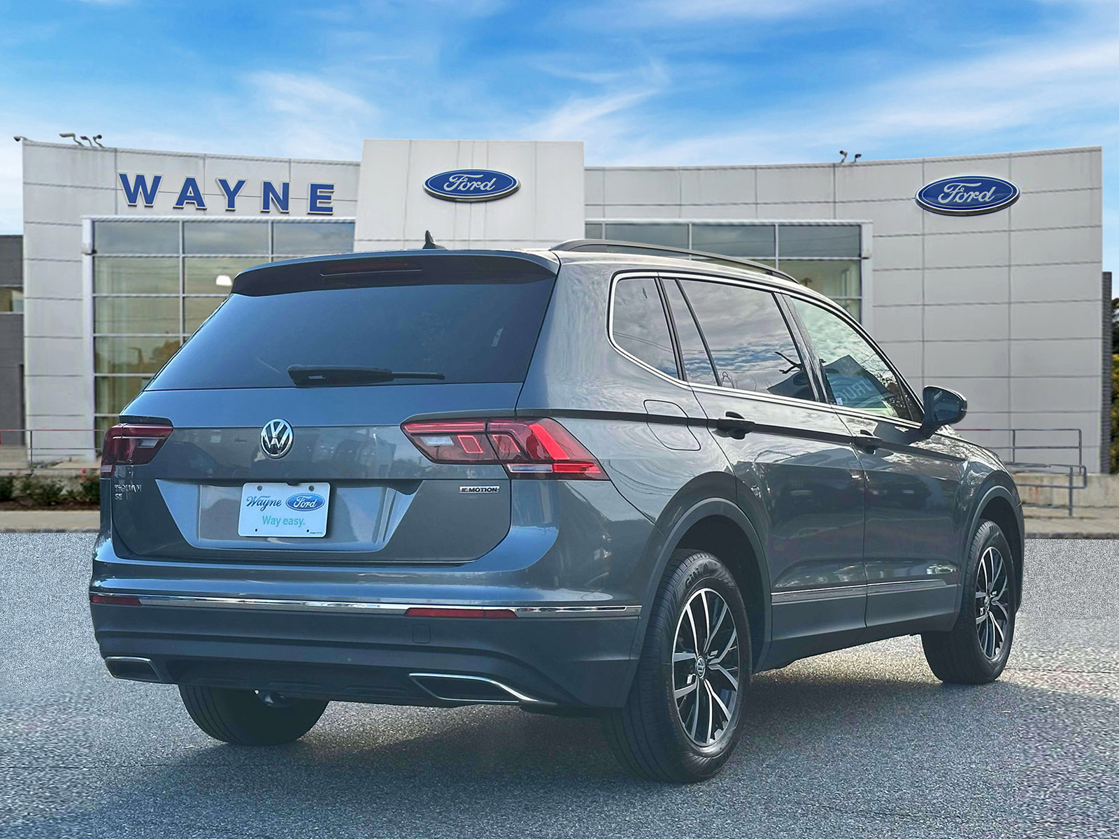 Used 2021 Volkswagen Tiguan SE w/ Panoramic Sunroof Package image 4