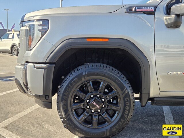 Used 2024 GMC Sierra 2500 AT4 w/ AT4 Premium Plus Package AWD/4WD image 10
