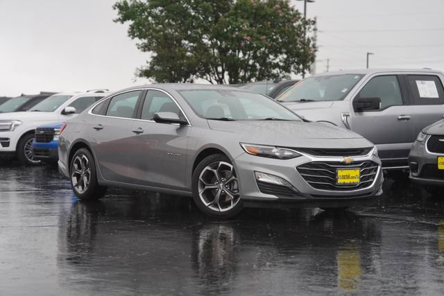 Used 2025 Chevrolet Malibu LT FWD image 2