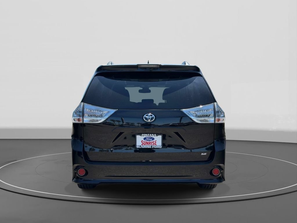 Used 2018 Toyota Sienna SE Premium w/ Carpet Mat Package FWD image 6