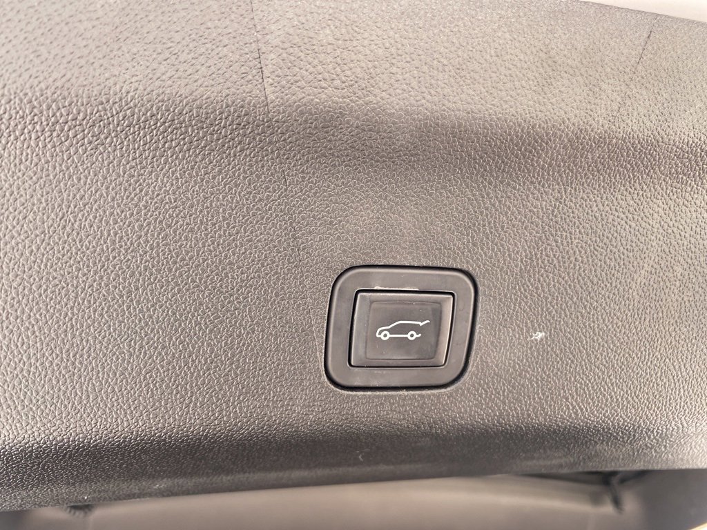 Used 2024 GMC Yukon SLT w/ SLT Luxury Package image 14