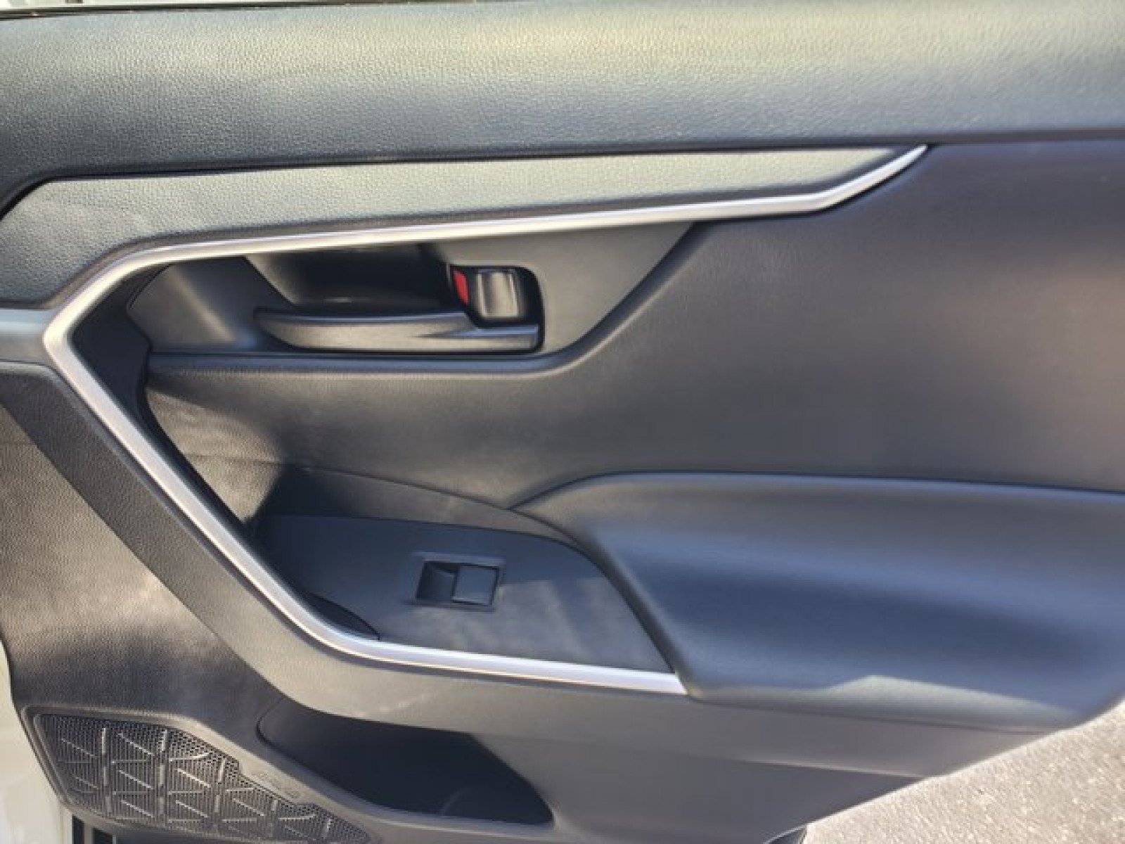 Used 2020 Toyota RAV4 LE FWD image 30