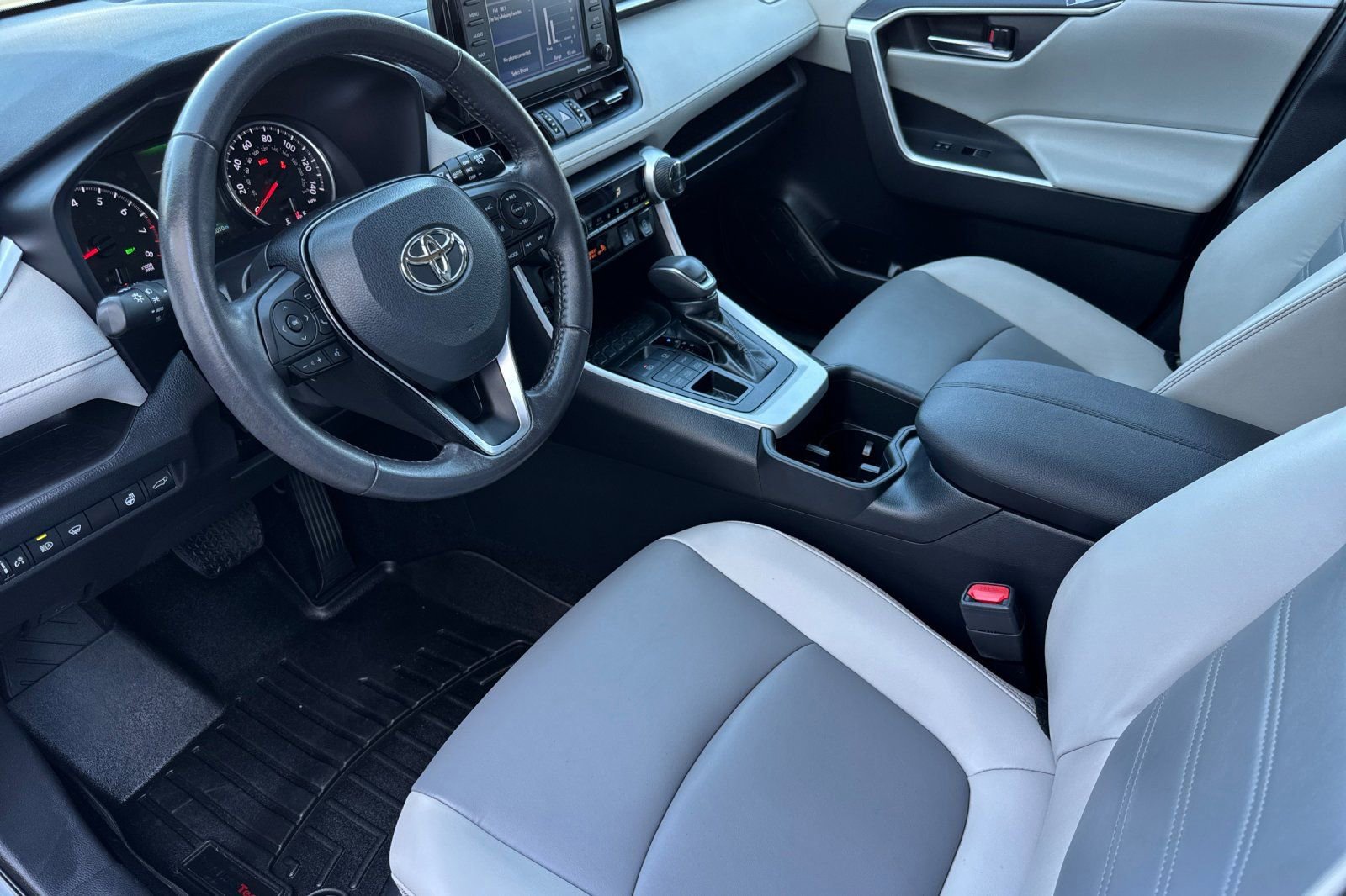 Used 2022 Toyota RAV4 XLE Premium image 11