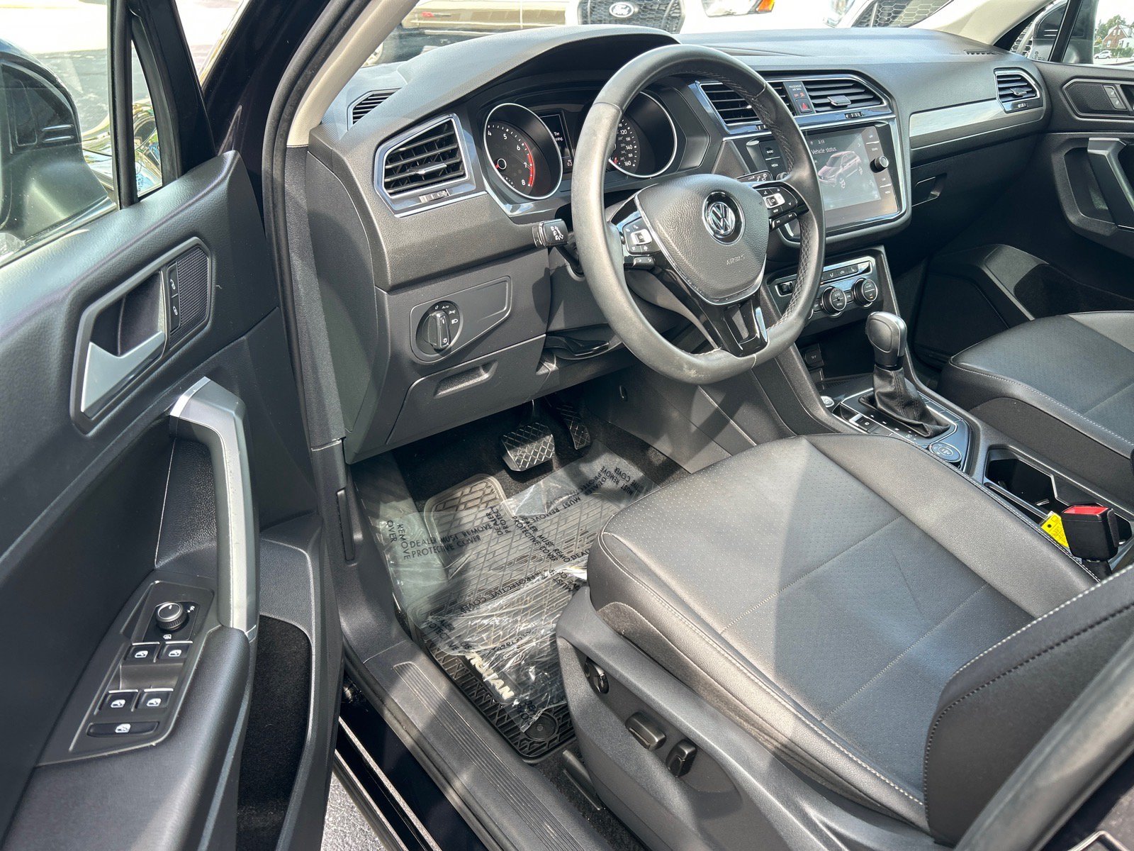 Used 2020 Volkswagen Tiguan SE w/ Panoramic Sunroof Package AWD/4WD image 6