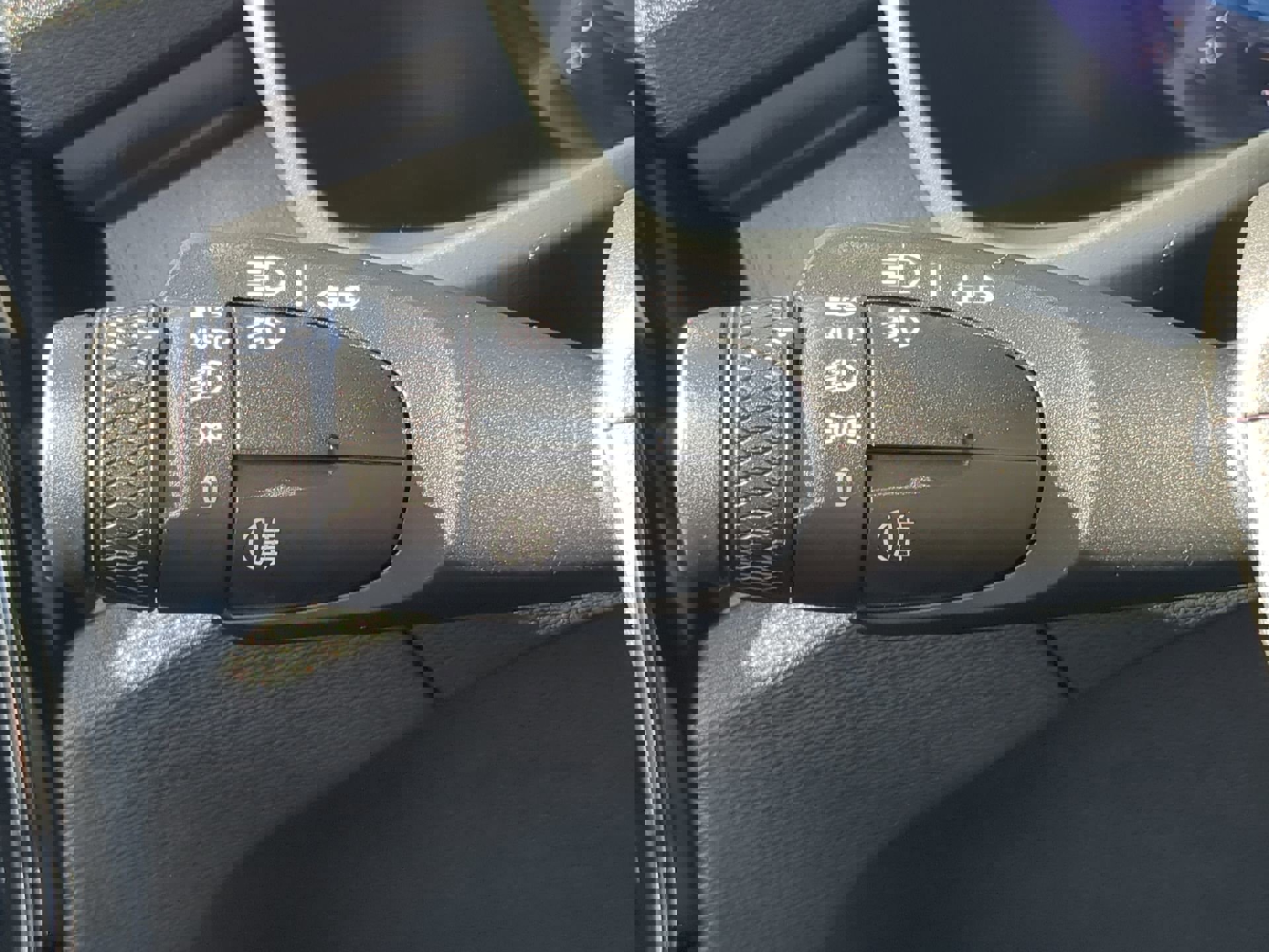 Used 2023 Volvo XC40 B5 Plus image 57