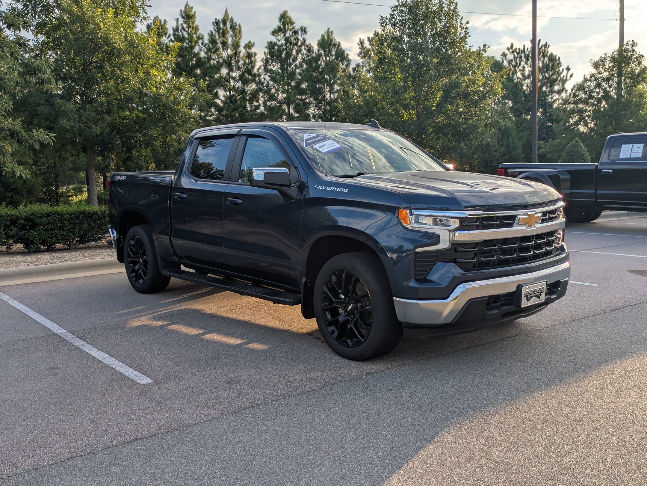 Used 2023 Chevrolet Silverado 1500 LT AWD/4WD image 2
