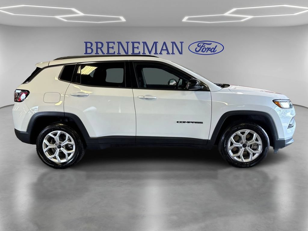 Used 2025 Jeep Compass Latitude AWD/4WD image 4