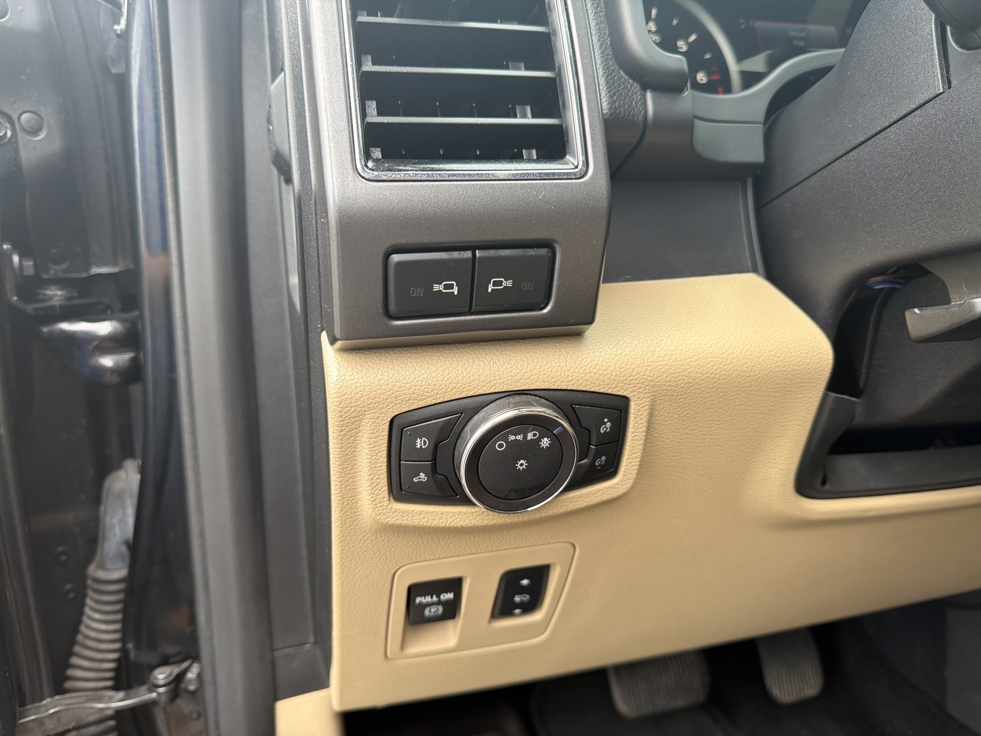 Certified 2018 Ford F150 XLT w/ Equipment Group 302A Luxury AWD/4WD image 31