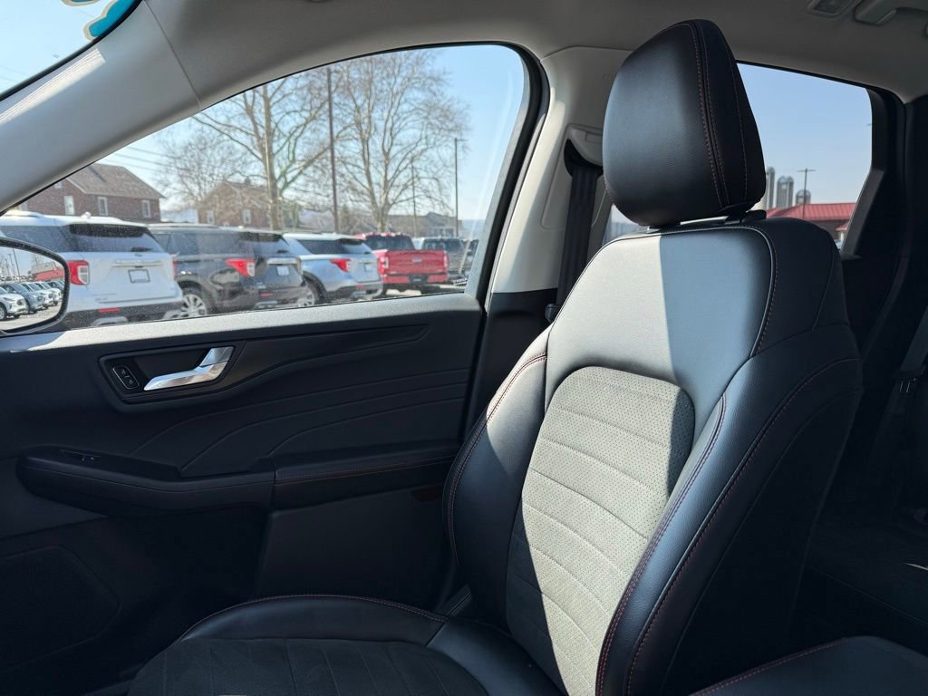 Certified 2022 Ford Escape SEL w/ SEL Stealth AWD Package image 25