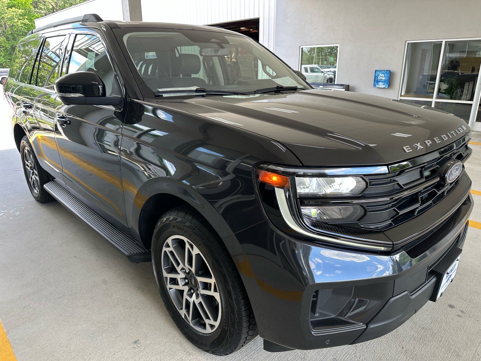 Certified 2025 Ford Expedition Active AWD/4WD image 9