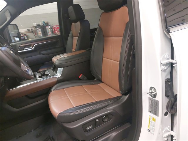 Used 2024 Chevrolet Silverado 3500 High Country w/ Technology Package image 15