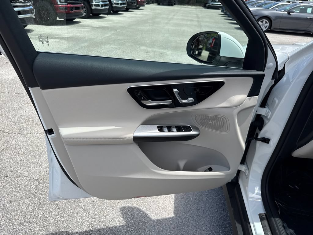 Used 2025 Mercedes-Benz GLC 300 image 12