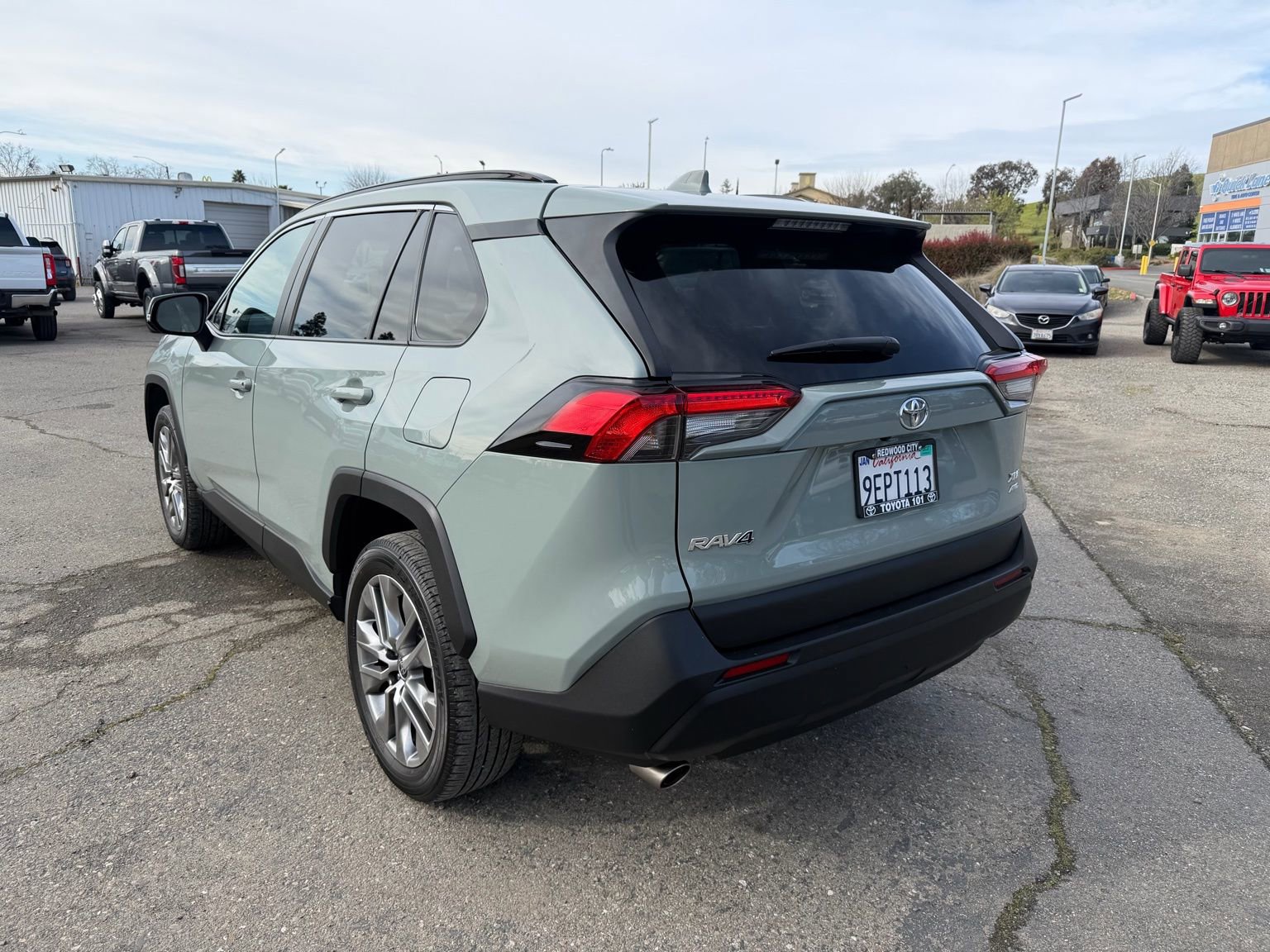 Used 2022 Toyota RAV4 XLE Premium image 3