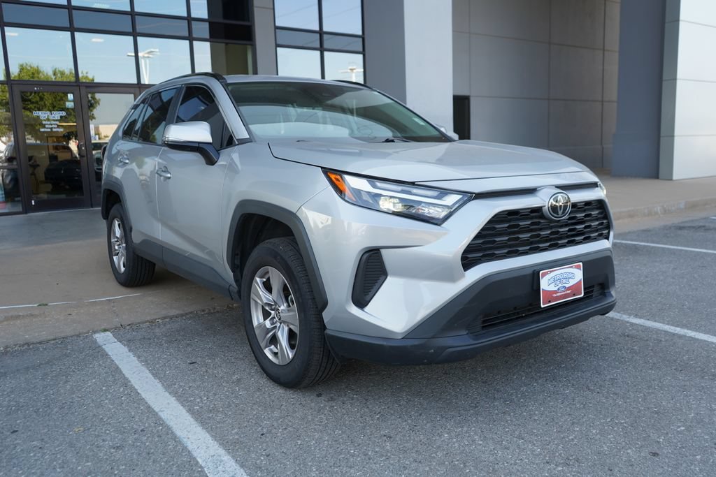 Used 2025 Toyota RAV4 XLE AWD/4WD image 2
