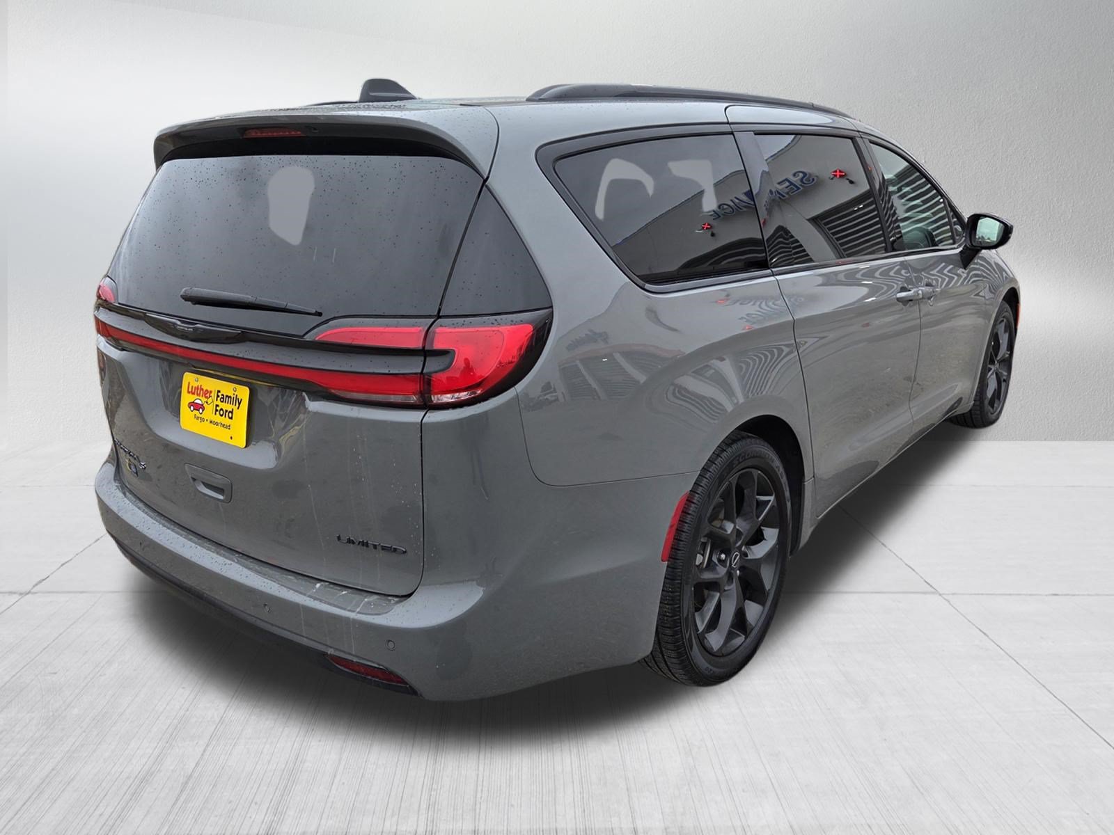 Used 2025 Chrysler Pacifica Limited FWD image 7