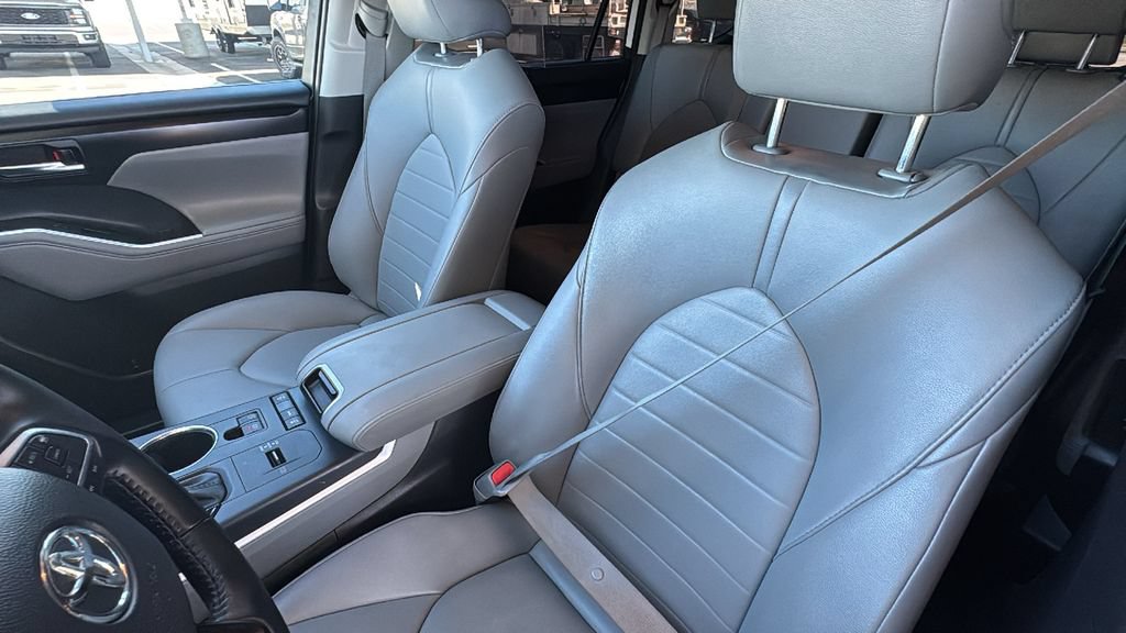Used 2021 Toyota Highlander XLE FWD image 22