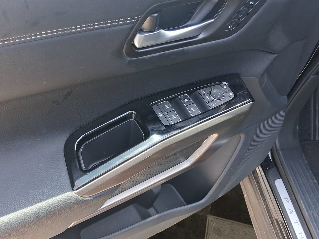 Used 2025 Nissan Pathfinder Platinum AWD/4WD image 18