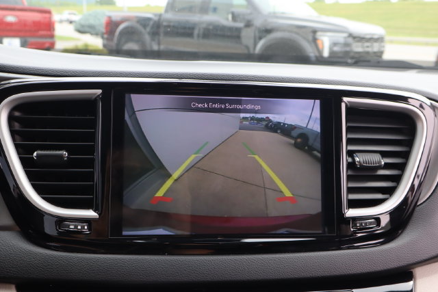 Used 2023 Chrysler Pacifica Touring-L FWD image 18