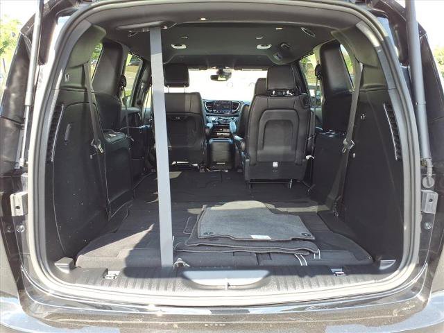 Used 2025 Chrysler Pacifica Select FWD image 4