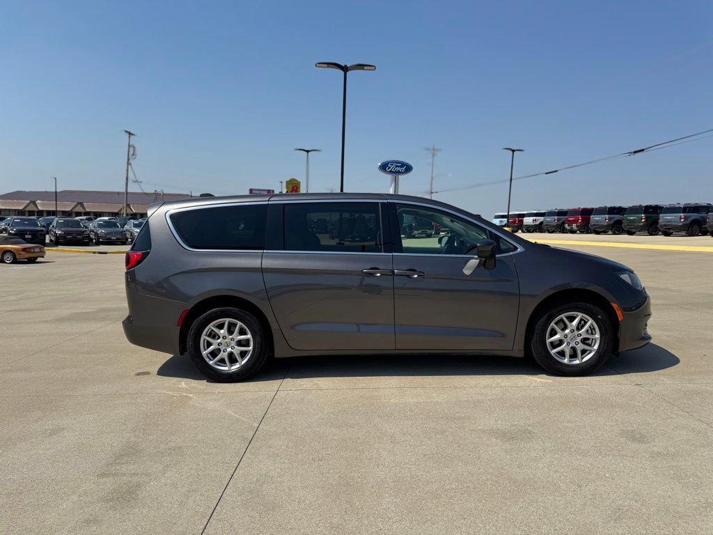 Used 2023 Chrysler Voyager LX FWD image 4