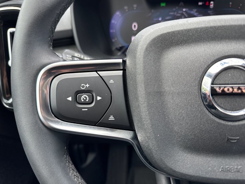 Used 2024 Volvo XC40 B5 Core image 15