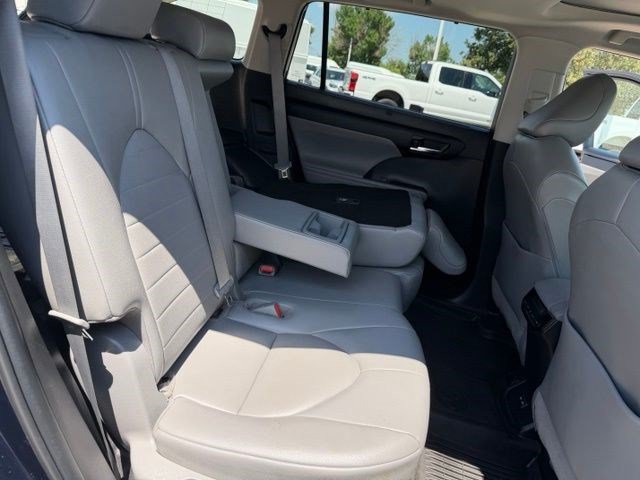 Used 2022 Toyota Highlander XLE AWD/4WD image 39