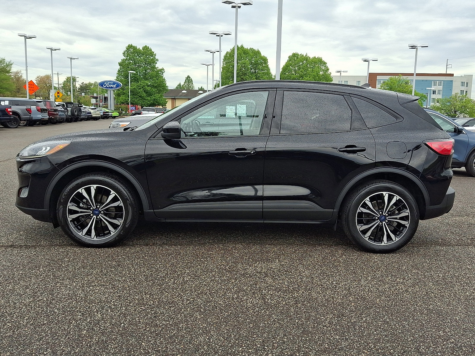 Certified 2022 Ford Escape SE w/ SE Sport Appearance Package AWD/4WD image 3