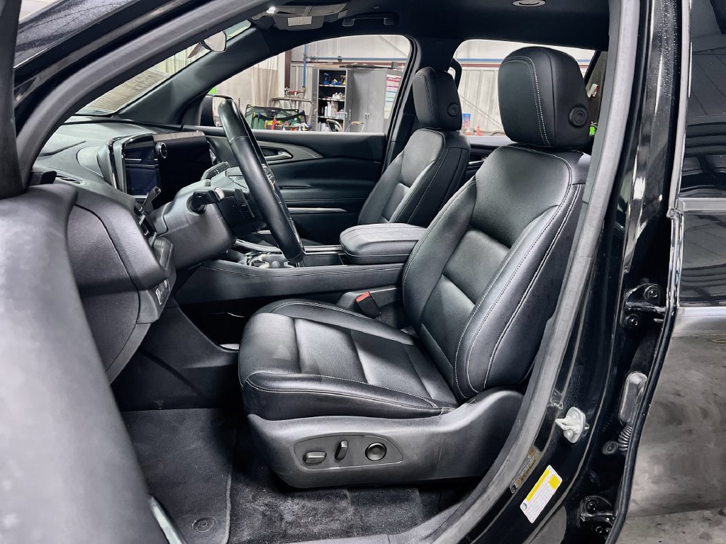 Used 2025 Chevrolet Traverse LT FWD image 11