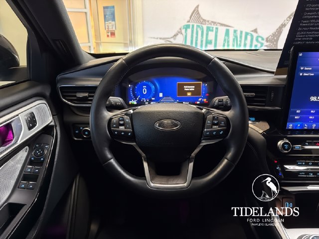 Certified 2023 Ford Explorer Platinum w/ Technology Package AWD/4WD image 17