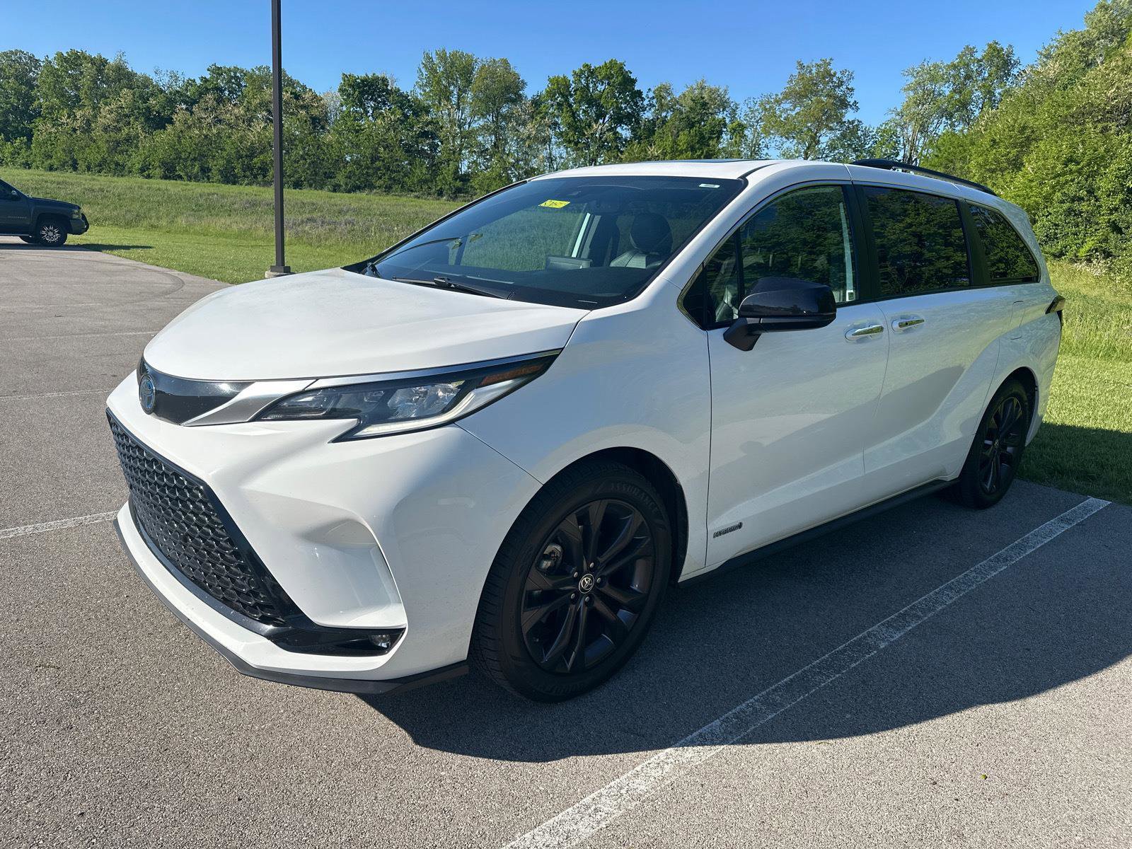 Used 2021 Toyota Sienna XSE w/ XSE Plus Package FWD image 2