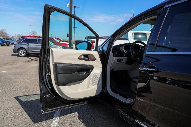 Used 2018 Chrysler Pacifica Touring-L Plus w/ Tire & Wheel Group image 17