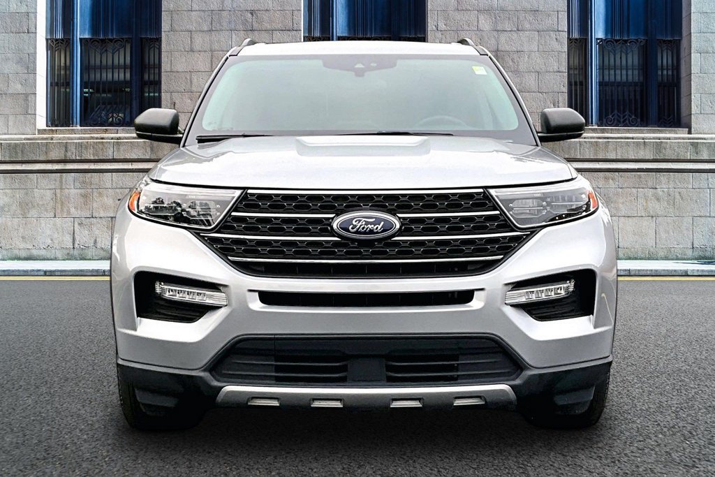 Certified 2023 Ford Explorer XLT w/ Equipment Group 202A AWD/4WD image 3