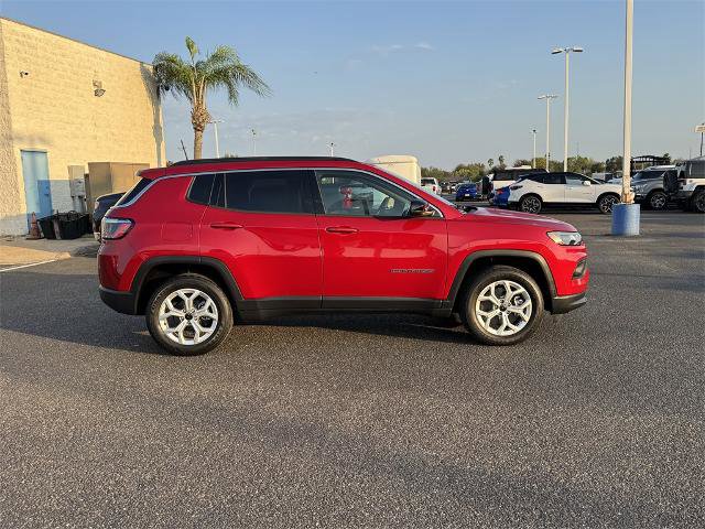 Used 2025 Jeep Compass Latitude image 2