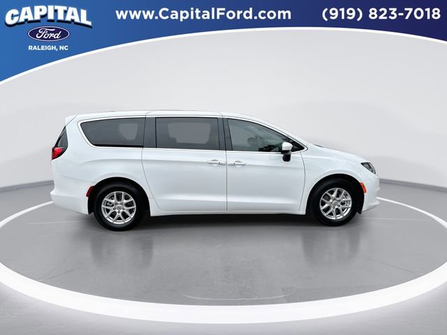 Used 2023 Chrysler Voyager LX FWD image 9