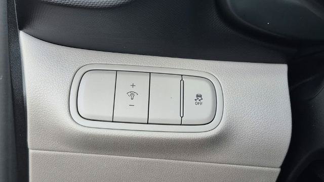 Used 2025 Hyundai Venue SEL FWD image 15