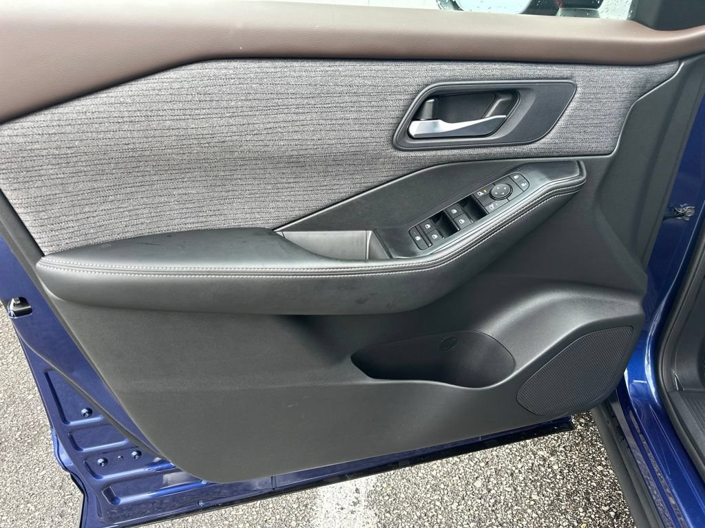 Used 2023 Nissan Rogue SV AWD/4WD image 13