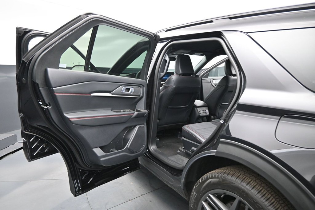 Certified 2026 Ford Explorer ST-Line w/ ST-Line Street Pack AWD/4WD image 17
