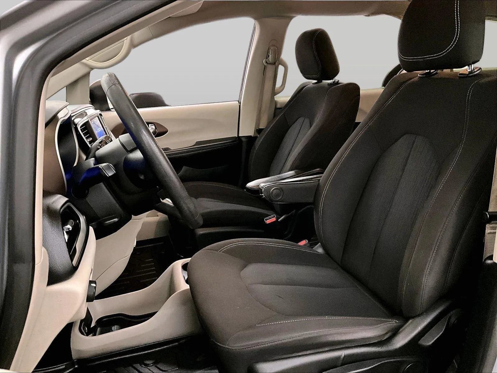 Used 2020 Chrysler Voyager L image 24