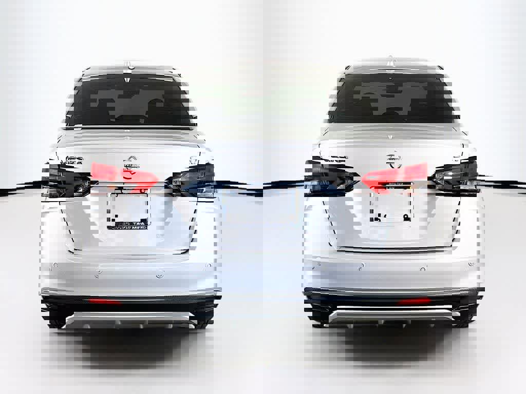 Used 2023 Nissan Versa SV image 4