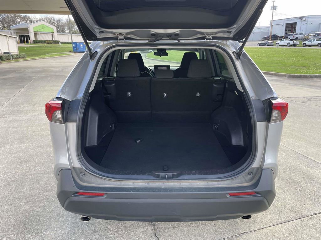 Used 2022 Toyota RAV4 LE image 10
