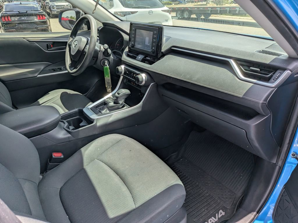 Used 2019 Toyota RAV4 LE FWD image 12