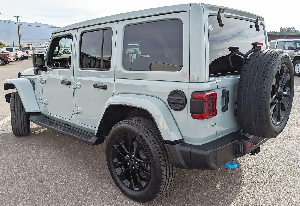 Used 2024 Jeep Wrangler Unlimited Sahara w/ Technology Group AWD/4WD image 4