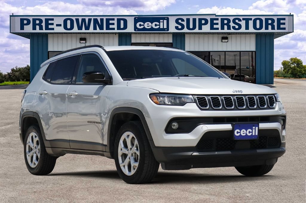 Used 2024 Jeep Compass Latitude AWD/4WD image 1