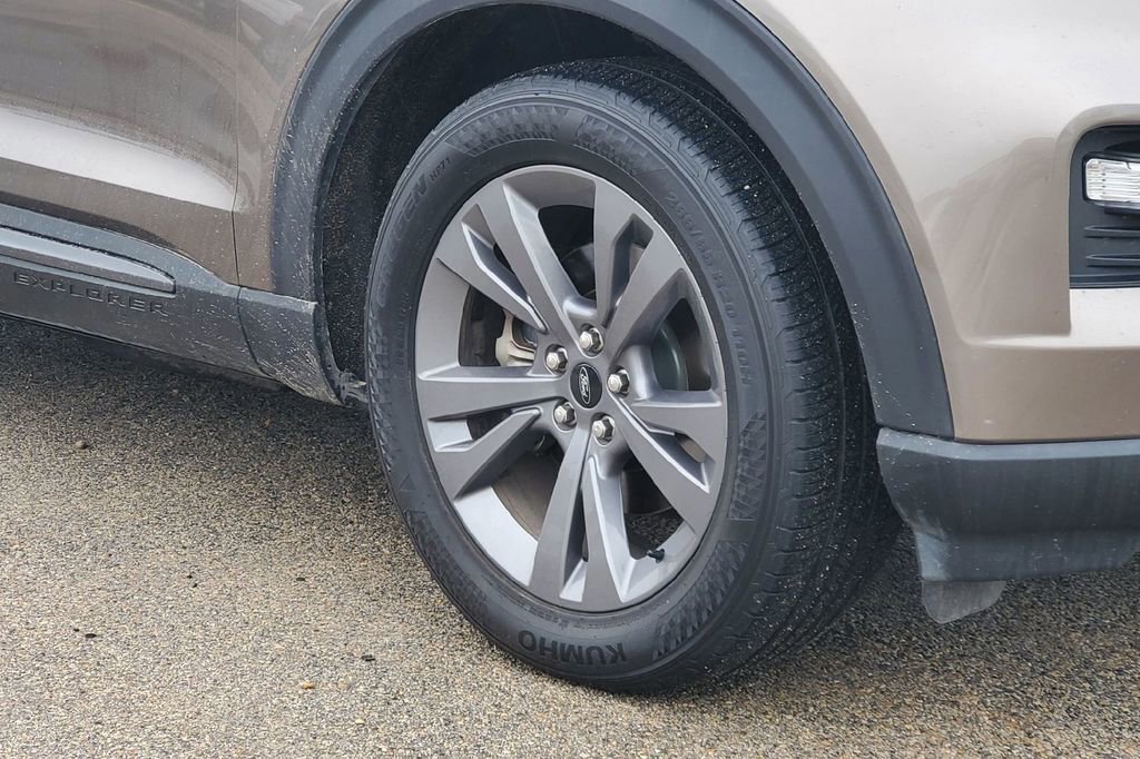 Certified 2021 Ford Explorer XLT w/ Equipment Group 202A RWD image 8