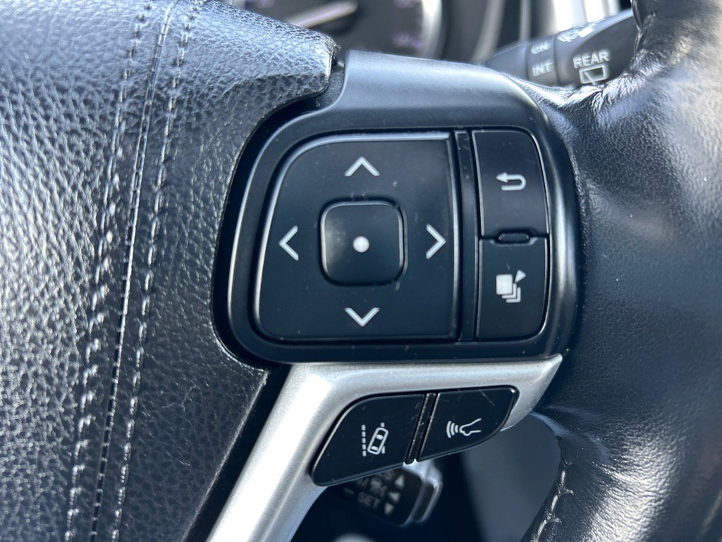 Used 2018 Toyota Highlander XLE w/ Carpet Mat Package (TMS) image 26